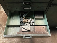 Grote werkbank met inhoud - afbeelding 2 van  5