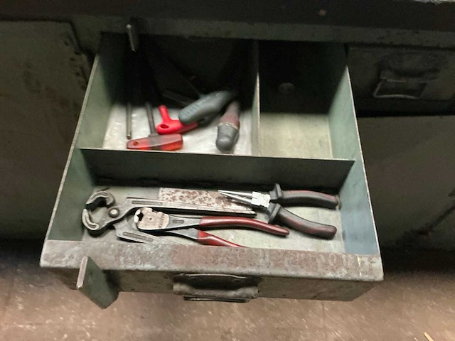 Grote werkbank met inhoud - afbeelding 25 van  48