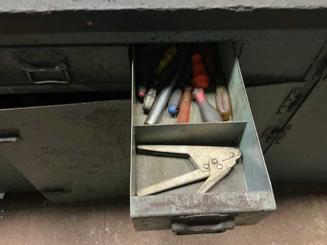 Grote werkbank met inhoud - afbeelding 26 van  48