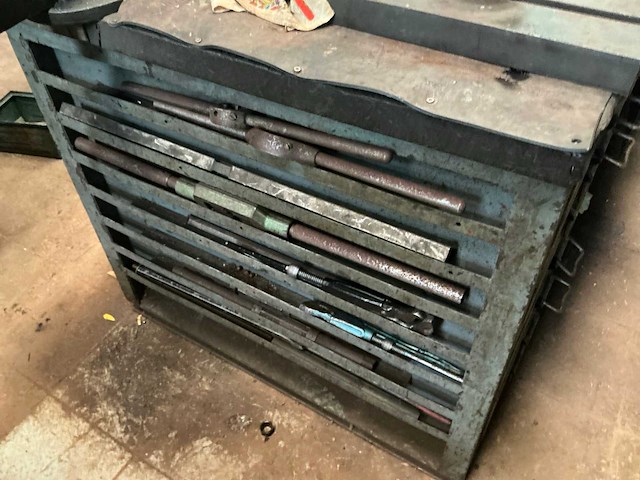 Grote werkbank met inhoud - afbeelding 5 van  33
