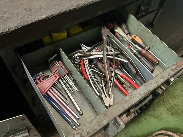Grote werkbank met inhoud - afbeelding 19 van  33