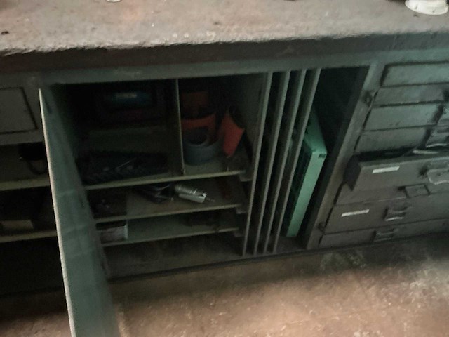 Grote werkbank met inhoud - afbeelding 22 van  33