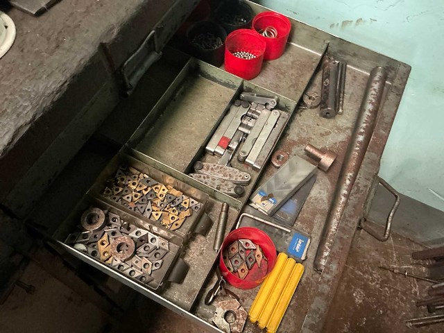 Grote werkbank met inhoud - afbeelding 24 van  33