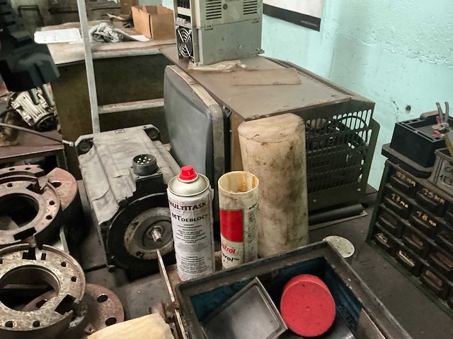 Grote werkbank met inhoud - afbeelding 32 van  33