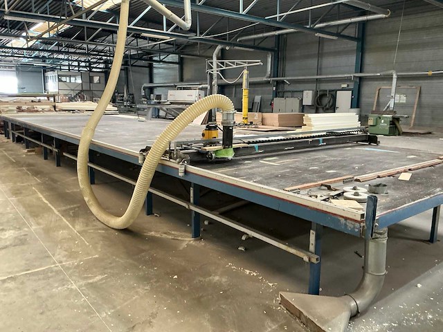 Grote werktafel met bovenfrees - afbeelding 2 van  7