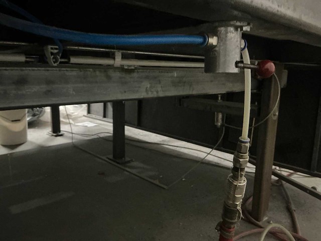 Grote werktafel met geïntrigeerde pneumatische hef rollerbanen - afbeelding 4 van  6