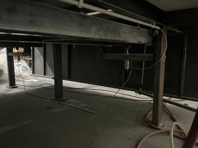 Grote werktafel met geïntrigeerde pneumatische hef rollerbanen - afbeelding 5 van  6