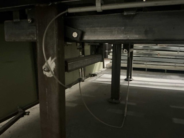 Grote werktafel met geïntrigeerde pneumatische hef rollerbanen - afbeelding 6 van  6