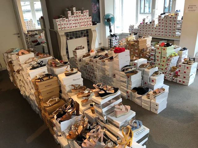 Grote winkelverkoop : 1000 schoenen - dames, kids, bottines - roeselare - afbeelding 1 van  1