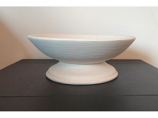 Grote zandlopervormige schaal in mortex (melkkleur) - afbeelding 1 van  2