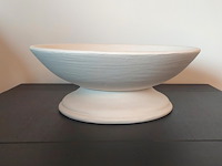 Grote zandlopervormige schaal in mortex (melkkleur) - afbeelding 1 van  2