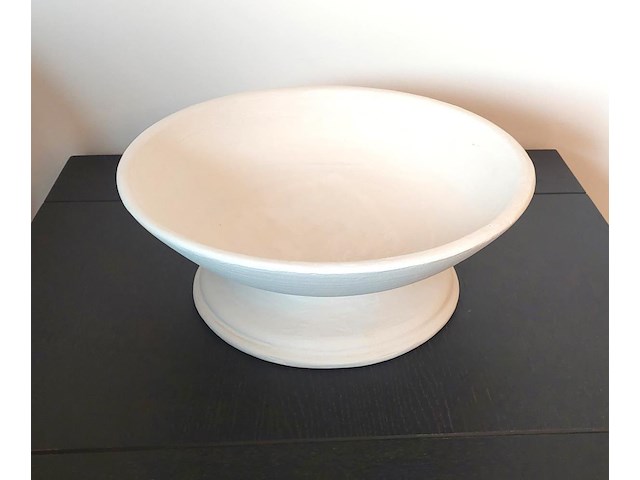 Grote zandlopervormige schaal in mortex (melkkleur) - afbeelding 2 van  2