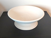 Grote zandlopervormige schaal in mortex (melkkleur) - afbeelding 2 van  2