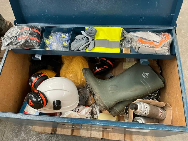 Grote zware metalen gereedschaps/opbergkoffer met inhoud - afbeelding 1 van  10