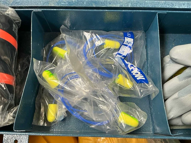 Grote zware metalen gereedschaps/opbergkoffer met inhoud - afbeelding 5 van  10