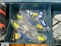 Grote zware metalen gereedschaps/opbergkoffer met inhoud - afbeelding 5 van  10