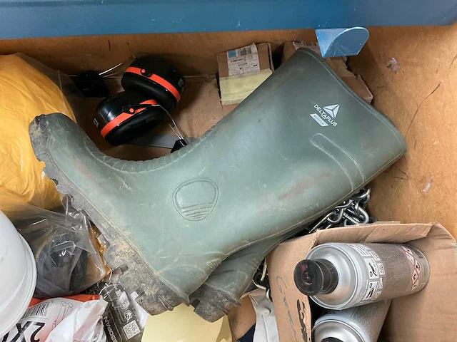 Grote zware metalen gereedschaps/opbergkoffer met inhoud - afbeelding 7 van  10