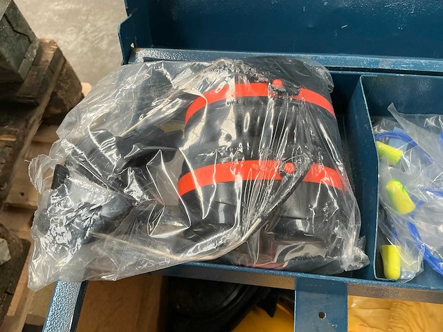Grote zware metalen gereedschaps/opbergkoffer met inhoud - afbeelding 3 van  10