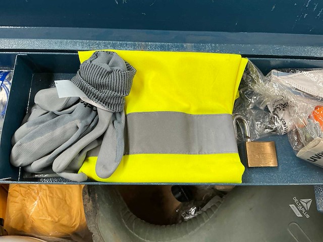 Grote zware metalen gereedschaps/opbergkoffer met inhoud - afbeelding 5 van  10