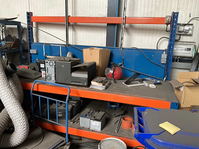 Grote zware metalen werkbank - afbeelding 1 van  11