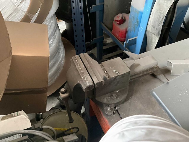 Grote zware metalen werkbank - afbeelding 11 van  11