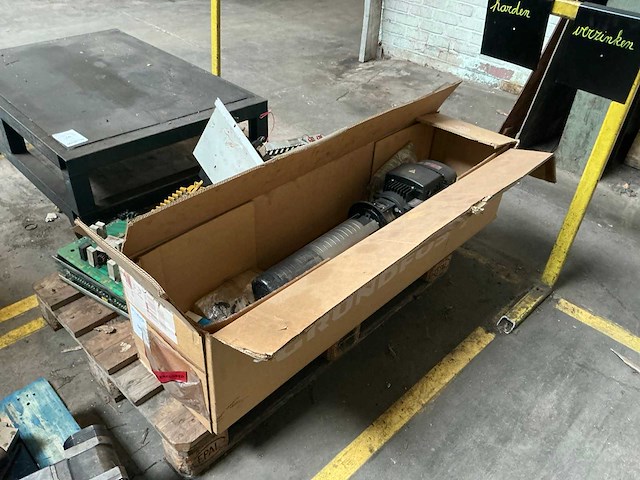 Grundfos crk2-180/18 a-m-a-auuv verticale meertraps centrifugaalpomp - afbeelding 1 van  2