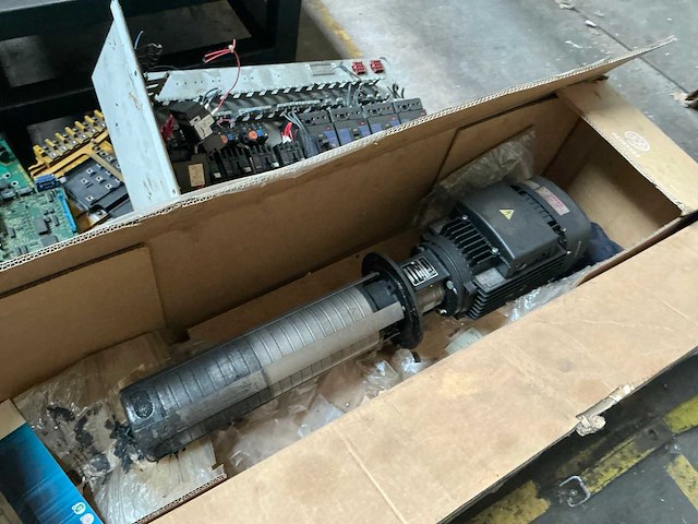 Grundfos crk2-180/18 a-m-a-auuv verticale meertraps centrifugaalpomp - afbeelding 2 van  2