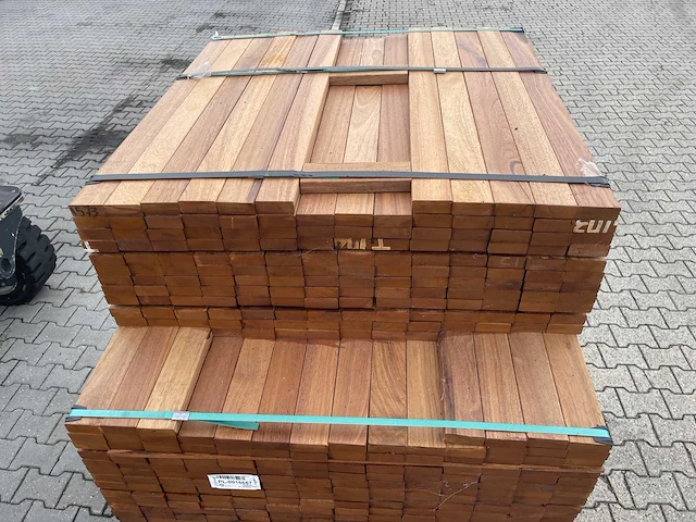 Guyana teak planken geschaafd 1000-1250x70x27mm (347x) - afbeelding 1 van  3