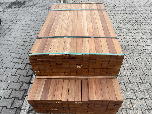 Guyana teak planken geschaafd 1550-1850x70x27mm (346x) - afbeelding 1 van  3