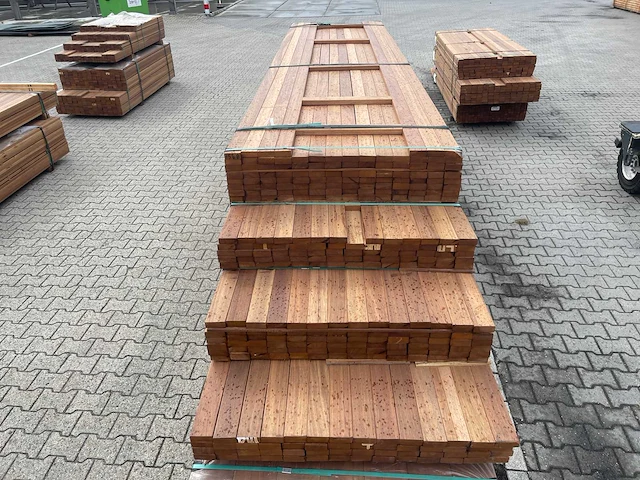 Guyana teak planken geschaafd 4600-4900x70x27mm (140x) - afbeelding 1 van  3
