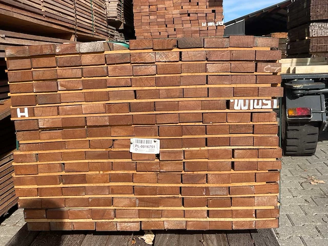 Guyana teak regels fijnbezaagd 1850-2150x80x33mm (174x) - afbeelding 3 van  3