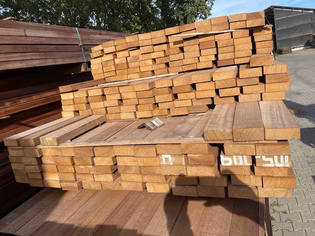 Guyana teak regels fijnbezaagd 3350-4000x80x31mm (204x) - afbeelding 3 van  3