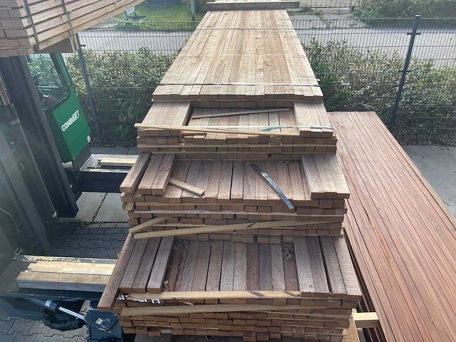 Guyana teak regels fijnbezaagd 3650-4000x50x31mm (84x) - afbeelding 2 van  3
