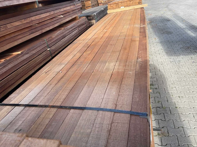 Guyana teak regels fijnbezaagd 4600x80x31mm (84x) - afbeelding 1 van  3