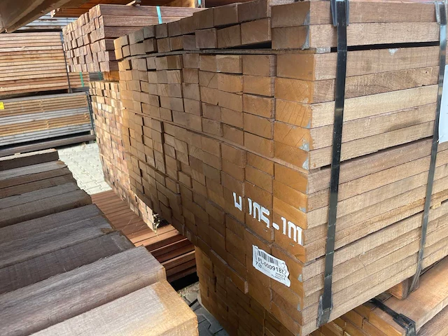 Guyana teak regels fijnbezaagd 4600x80x31mm (84x) - afbeelding 3 van  3
