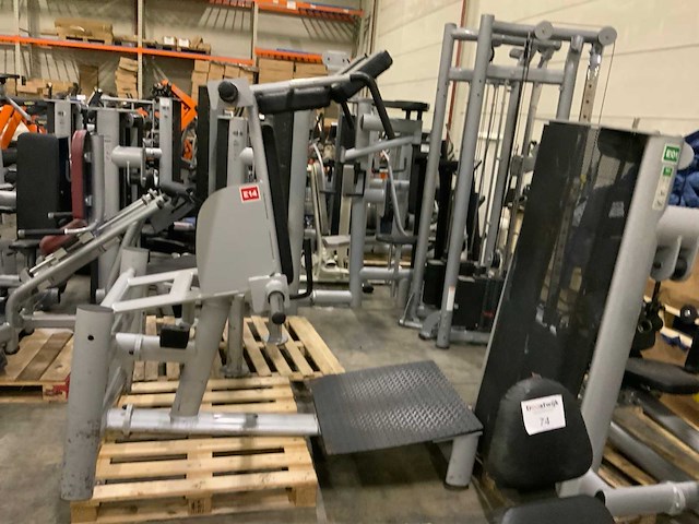 Gym80 signum hack squat krachtstation - afbeelding 1 van  5