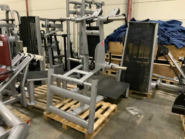 Gym80 signum hack squat krachtstation - afbeelding 3 van  5