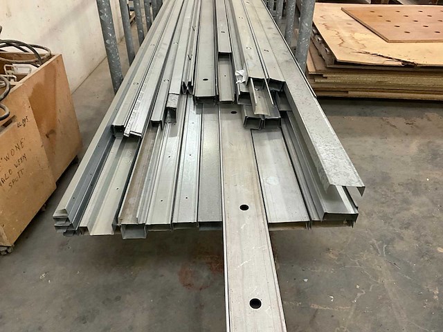 Gyproc stapeljuk met inhoud metalen profielen - afbeelding 2 van  2