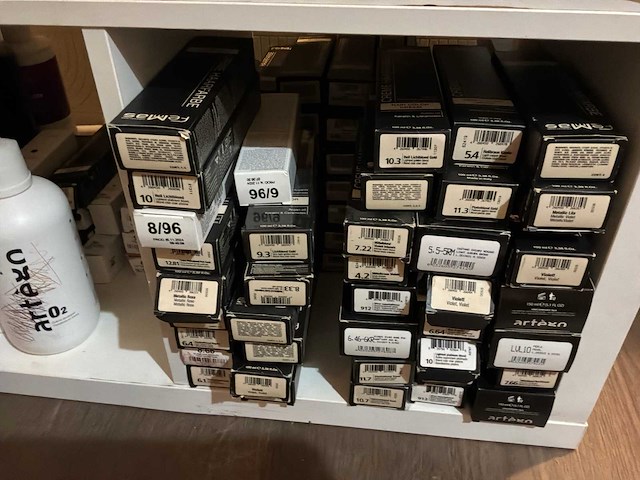 Haarverzorging - set verzorgingsproducten en professionele kleuring - afbeelding 1 van  17