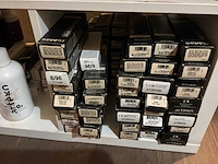 Haarverzorging - set verzorgingsproducten en professionele kleuring - afbeelding 1 van  17