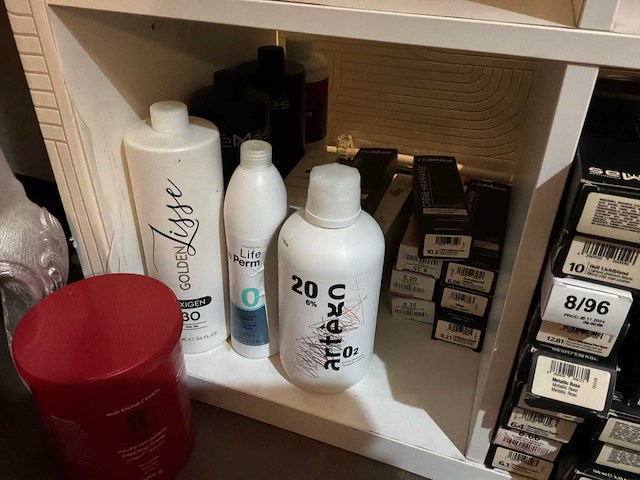 Haarverzorging - set verzorgingsproducten en professionele kleuring - afbeelding 11 van  17