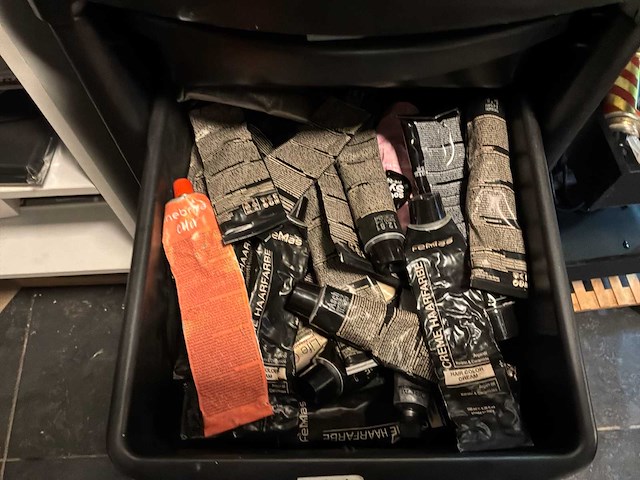 Haarverzorging - set verzorgingsproducten en professionele kleuring - afbeelding 17 van  17