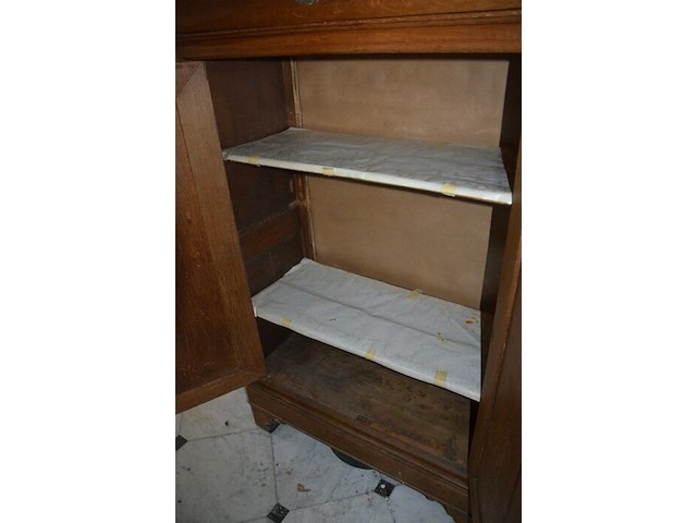 Halfhoge oude kast 2 deuren 1 lade afm. 110x52x163, houten kastje 1 deur afm. 50x47x85, 3-delige woordenboek van dale, borstbeeld - afbeelding 2 van  12
