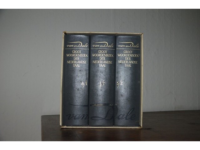 Halfhoge oude kast 2 deuren 1 lade afm. 110x52x163, houten kastje 1 deur afm. 50x47x85, 3-delige woordenboek van dale, borstbeeld - afbeelding 3 van  12