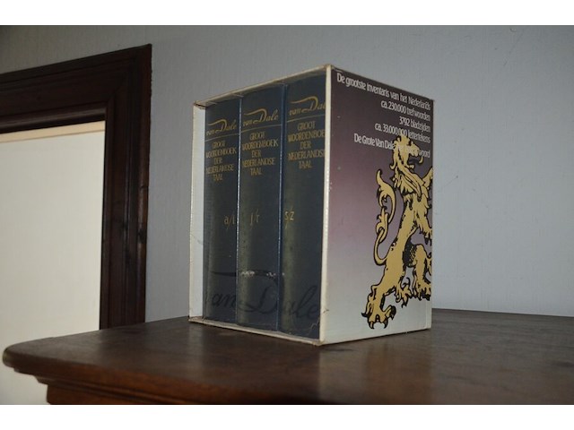 Halfhoge oude kast 2 deuren 1 lade afm. 110x52x163, houten kastje 1 deur afm. 50x47x85, 3-delige woordenboek van dale, borstbeeld - afbeelding 4 van  12