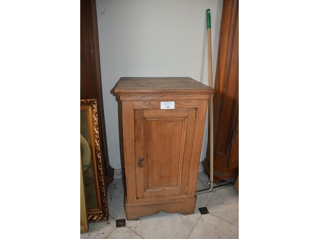 Halfhoge oude kast 2 deuren 1 lade afm. 110x52x163, houten kastje 1 deur afm. 50x47x85, 3-delige woordenboek van dale, borstbeeld - afbeelding 1 van  12