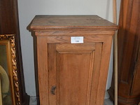 Halfhoge oude kast 2 deuren 1 lade afm. 110x52x163, houten kastje 1 deur afm. 50x47x85, 3-delige woordenboek van dale, borstbeeld - afbeelding 1 van  12