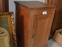 Halfhoge oude kast 2 deuren 1 lade afm. 110x52x163, houten kastje 1 deur afm. 50x47x85, 3-delige woordenboek van dale, borstbeeld - afbeelding 8 van  12