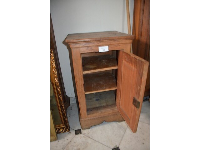 Halfhoge oude kast 2 deuren 1 lade afm. 110x52x163, houten kastje 1 deur afm. 50x47x85, 3-delige woordenboek van dale, borstbeeld - afbeelding 9 van  12