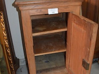 Halfhoge oude kast 2 deuren 1 lade afm. 110x52x163, houten kastje 1 deur afm. 50x47x85, 3-delige woordenboek van dale, borstbeeld - afbeelding 9 van  12